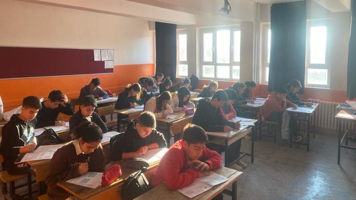 Milli Eğitim Bakanlığı Tarafından 8. Sınıflara Yönelik İzleme Ve Değerlendirme Sınavı Yapıldı.