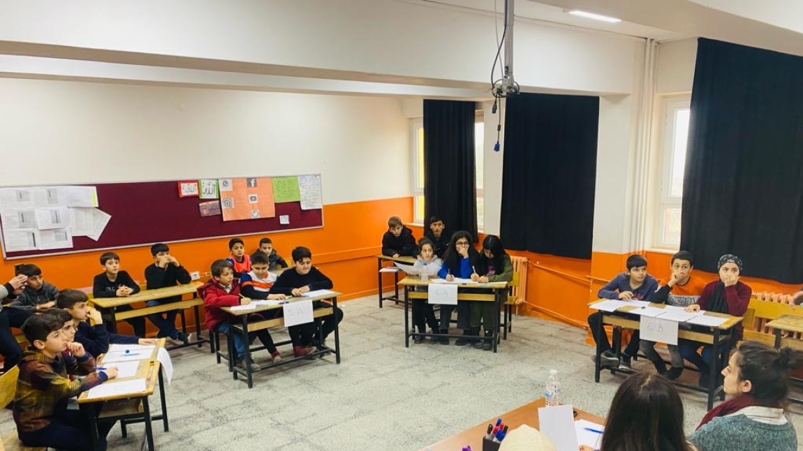 Atatürk Ortaokulu olarak  düzenlediğimiz sınıflar arası bilgi yarışmasında öğrencileriniz bilgilerini yarıştırdılar.
